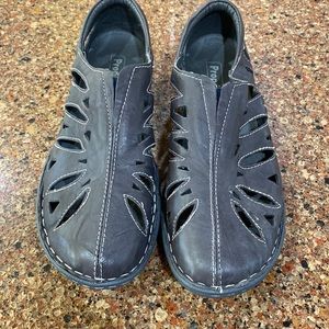 ***CLEARANCE SALE*****NWOT PROPET FLATS